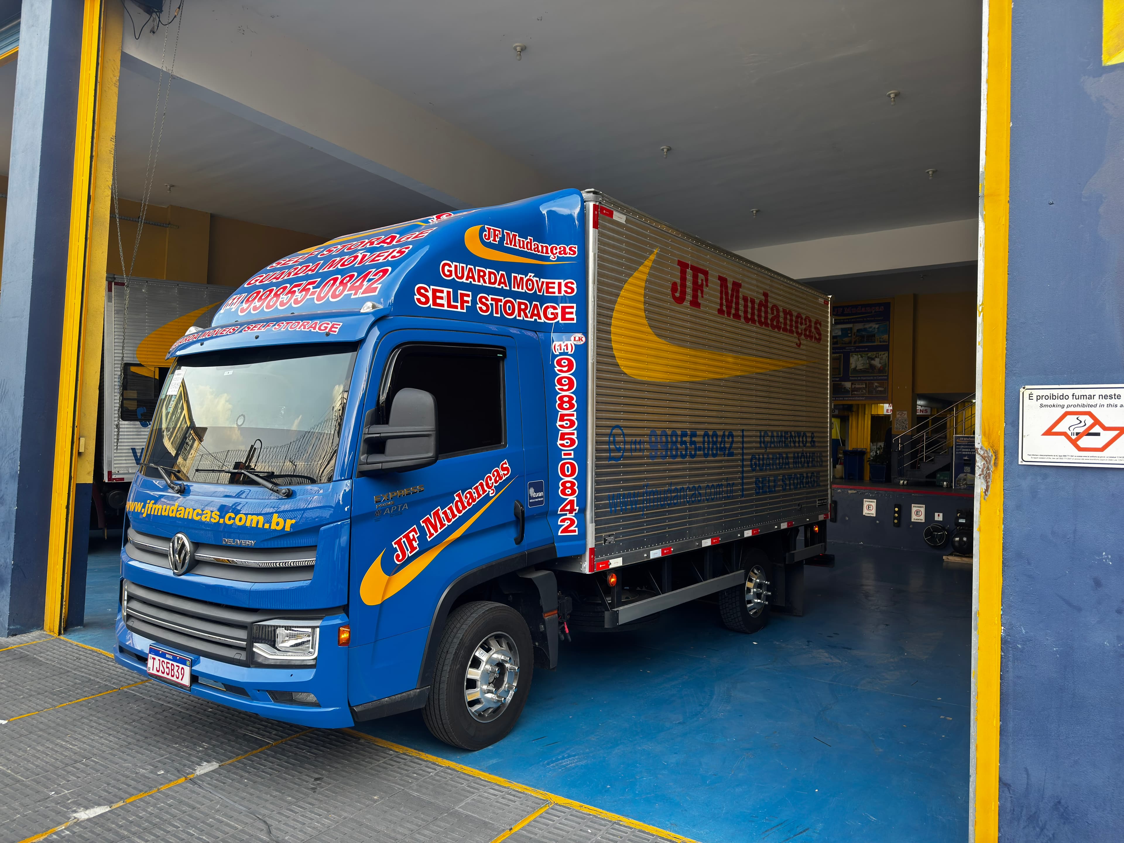 Caminhão de mudança JF Mudanças na garagem
