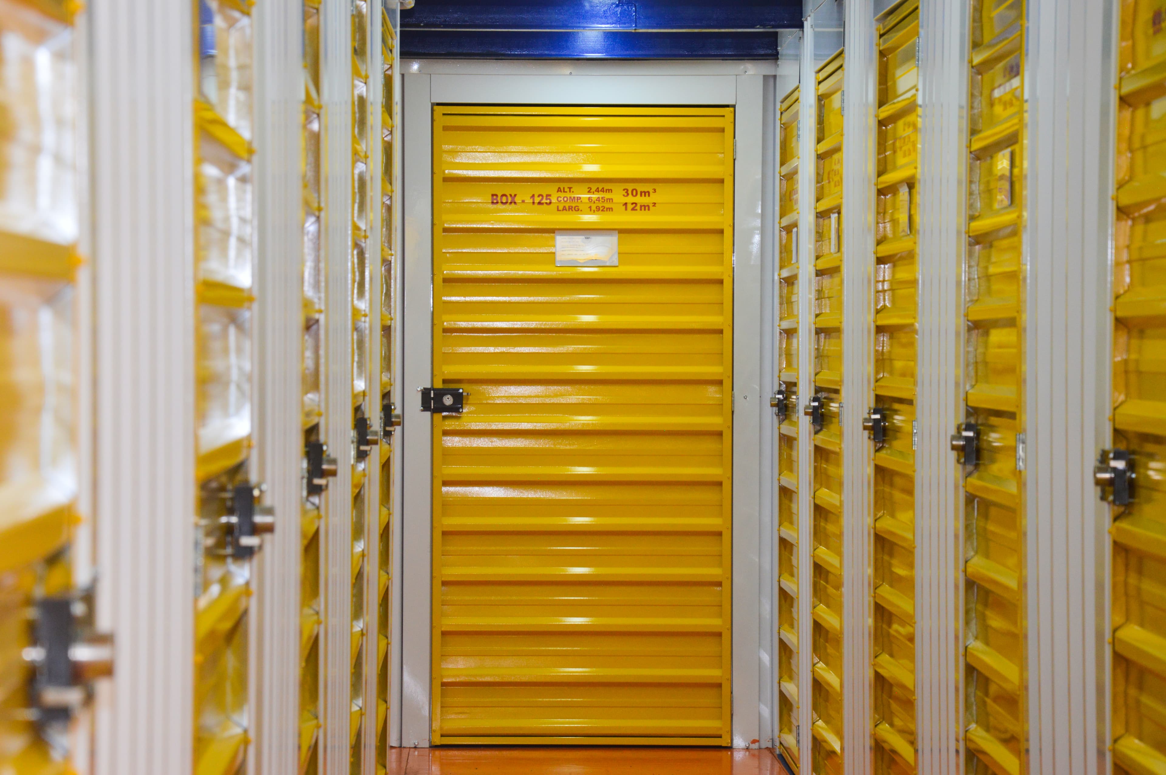 Sistema de organização do depósito com prateleiras