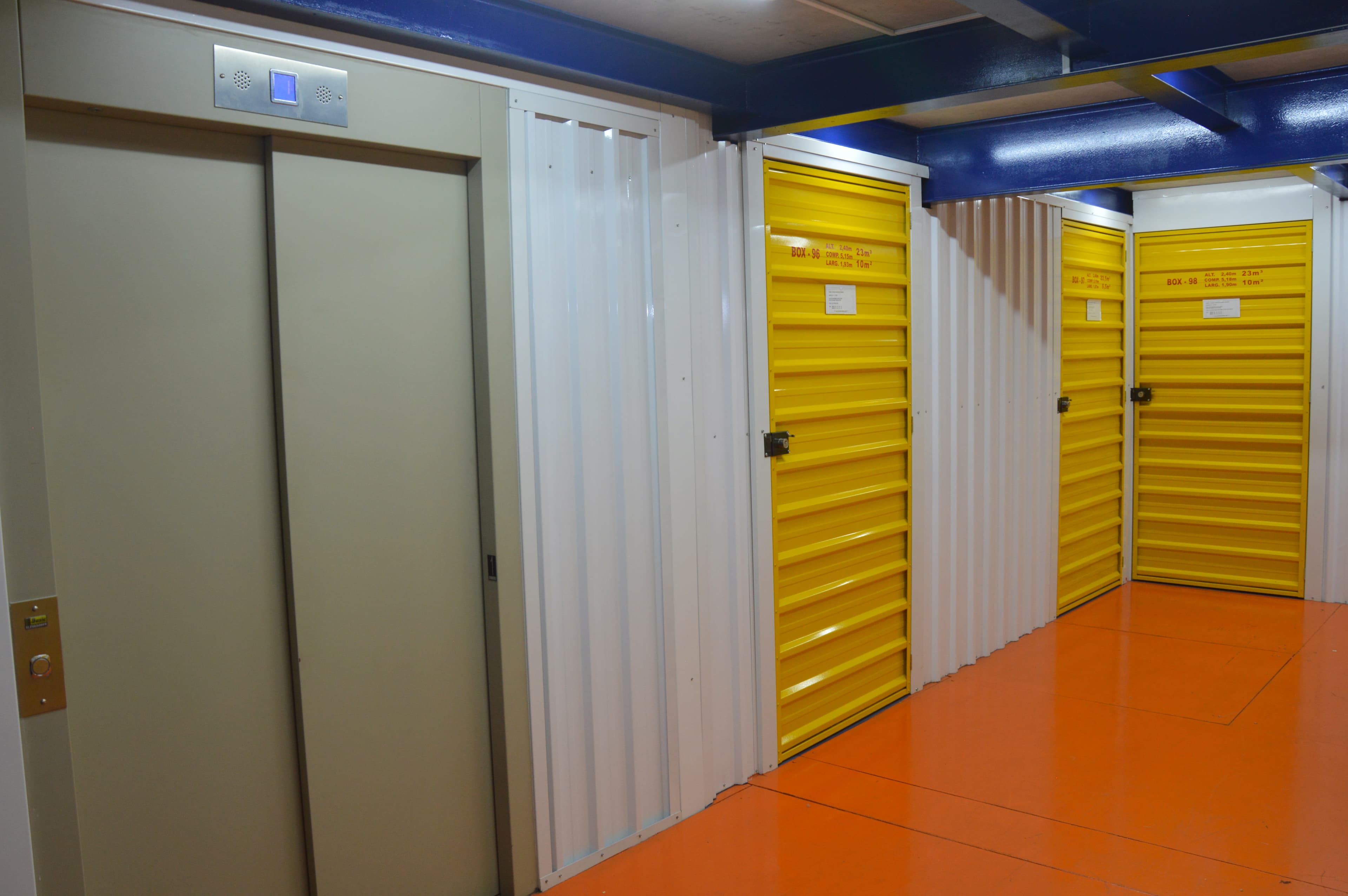 Sistema de estantes para armazenamento de itens