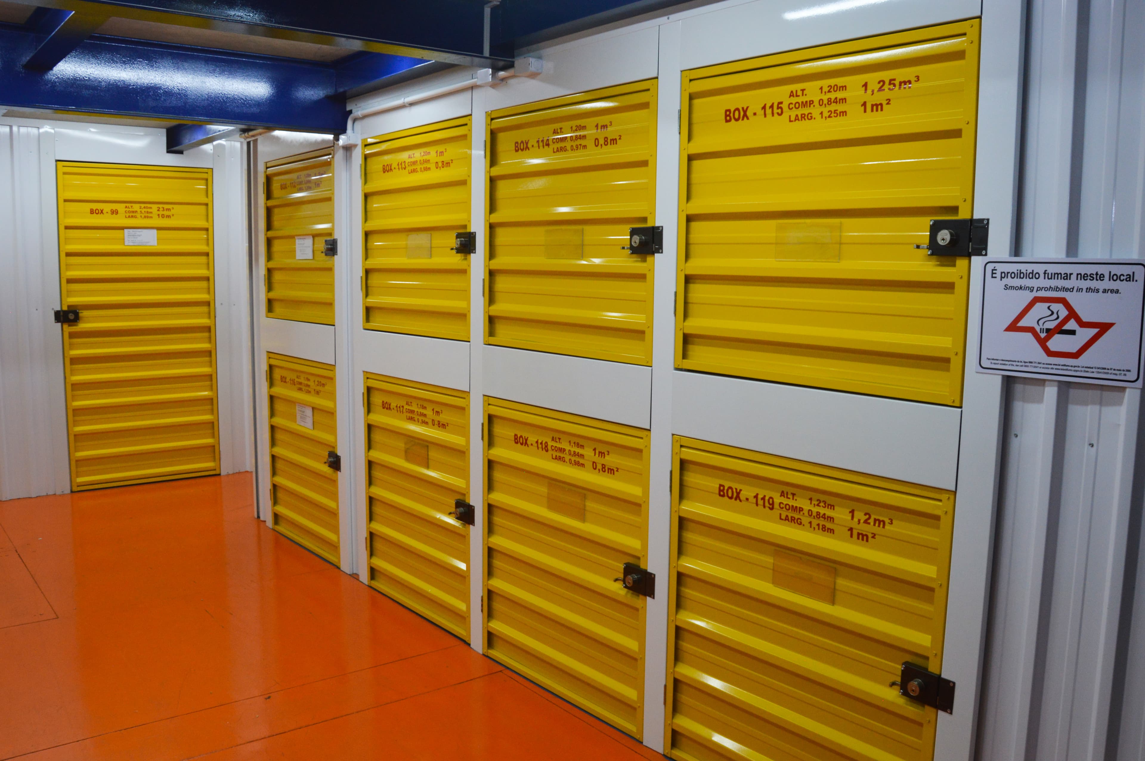 Corredor interno do depósito de guarda-móveis
