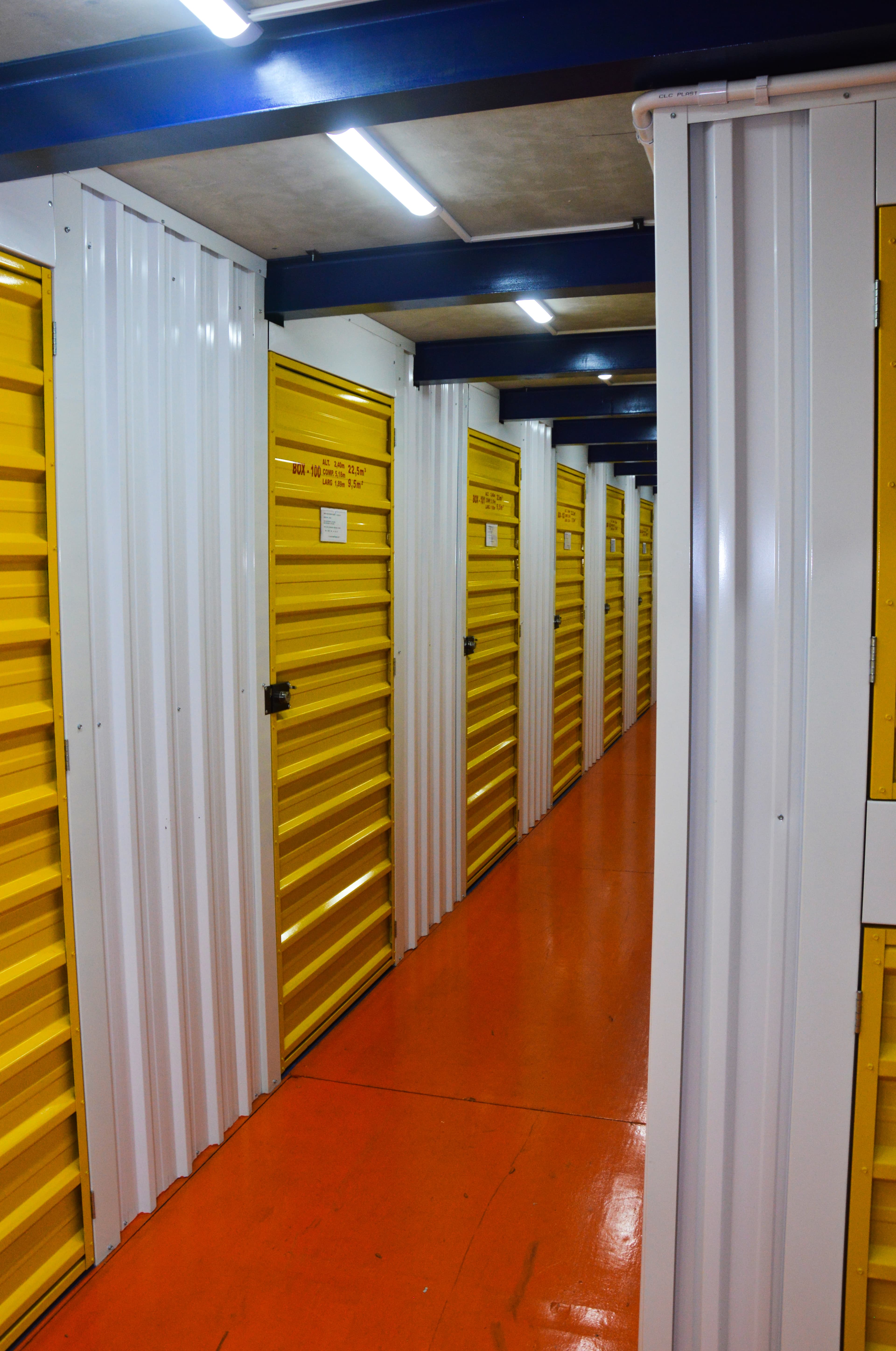 Área de armazenamento com prateleiras organizadas