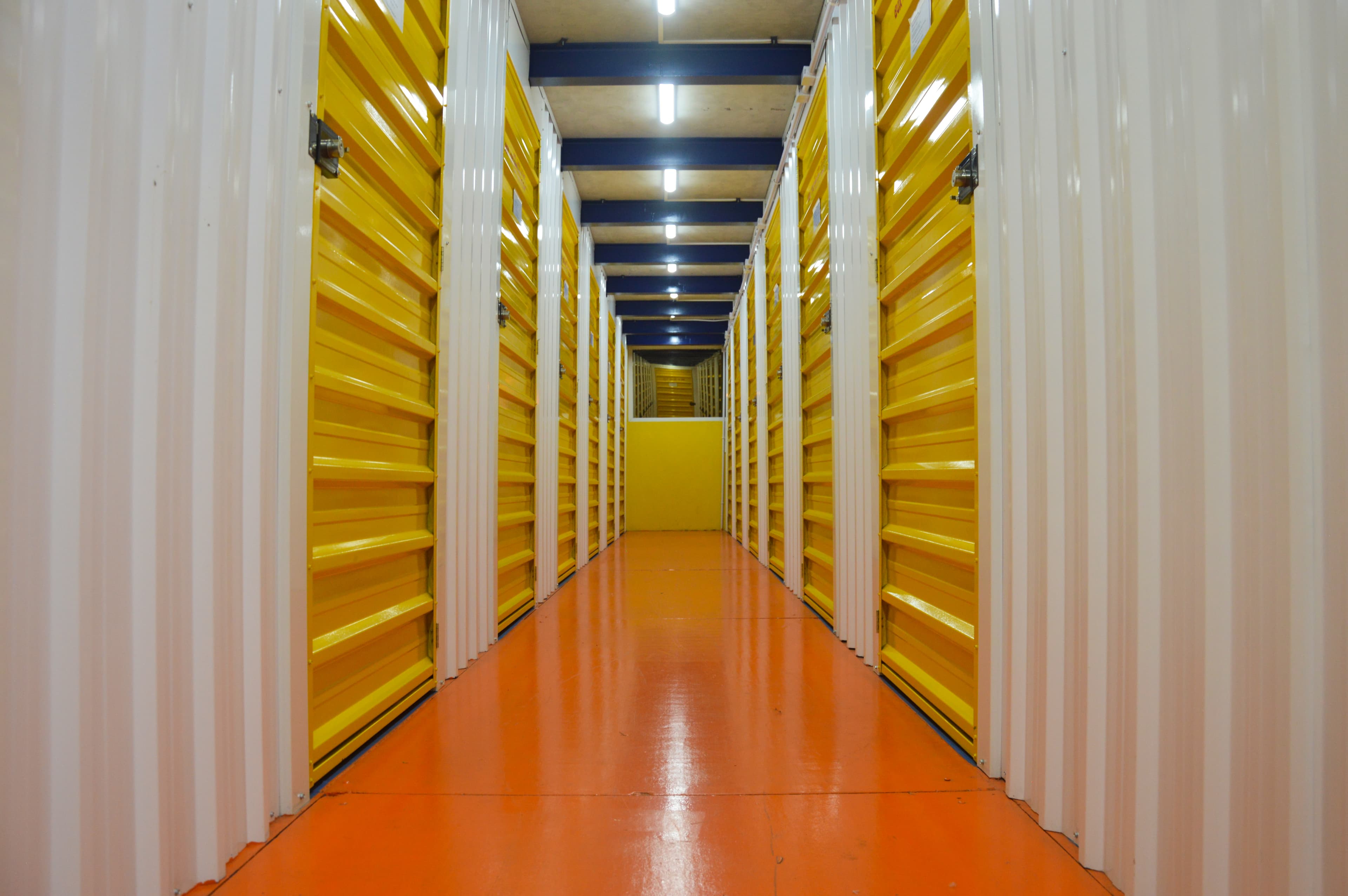 Depósito com sistema de identificação de itens