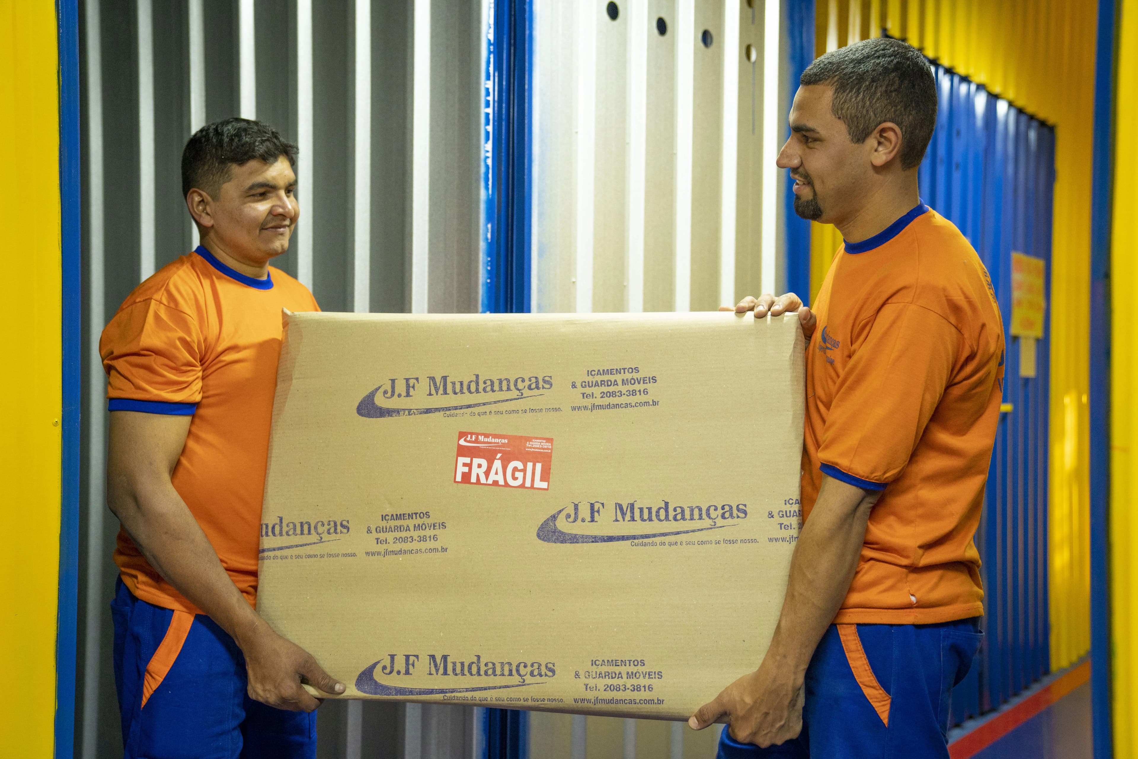 Equipe carregando caixas