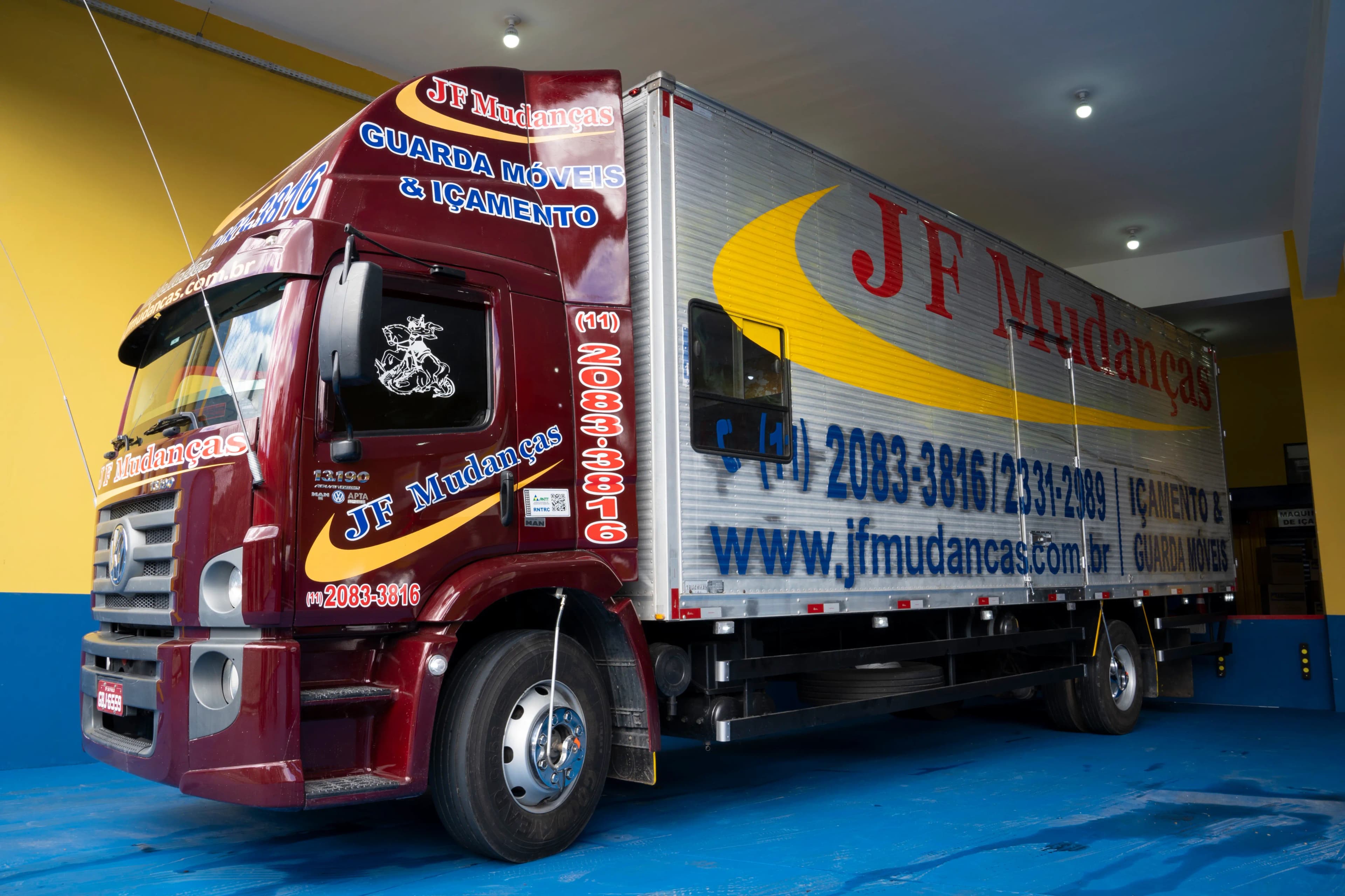Caminhões de mudança JF Mudanças na garagem