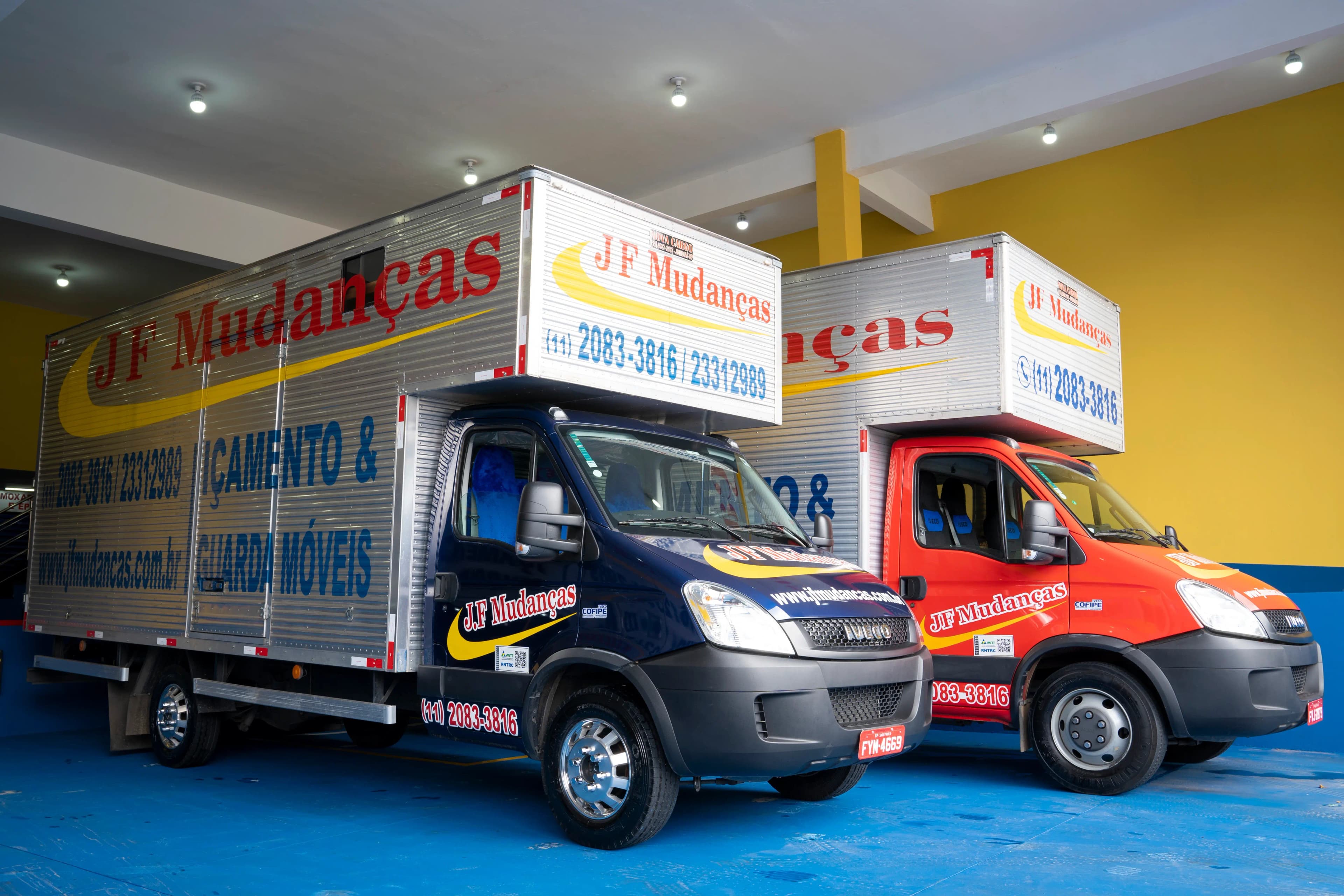 Caminhões de mudança JF Mudanças na garagem