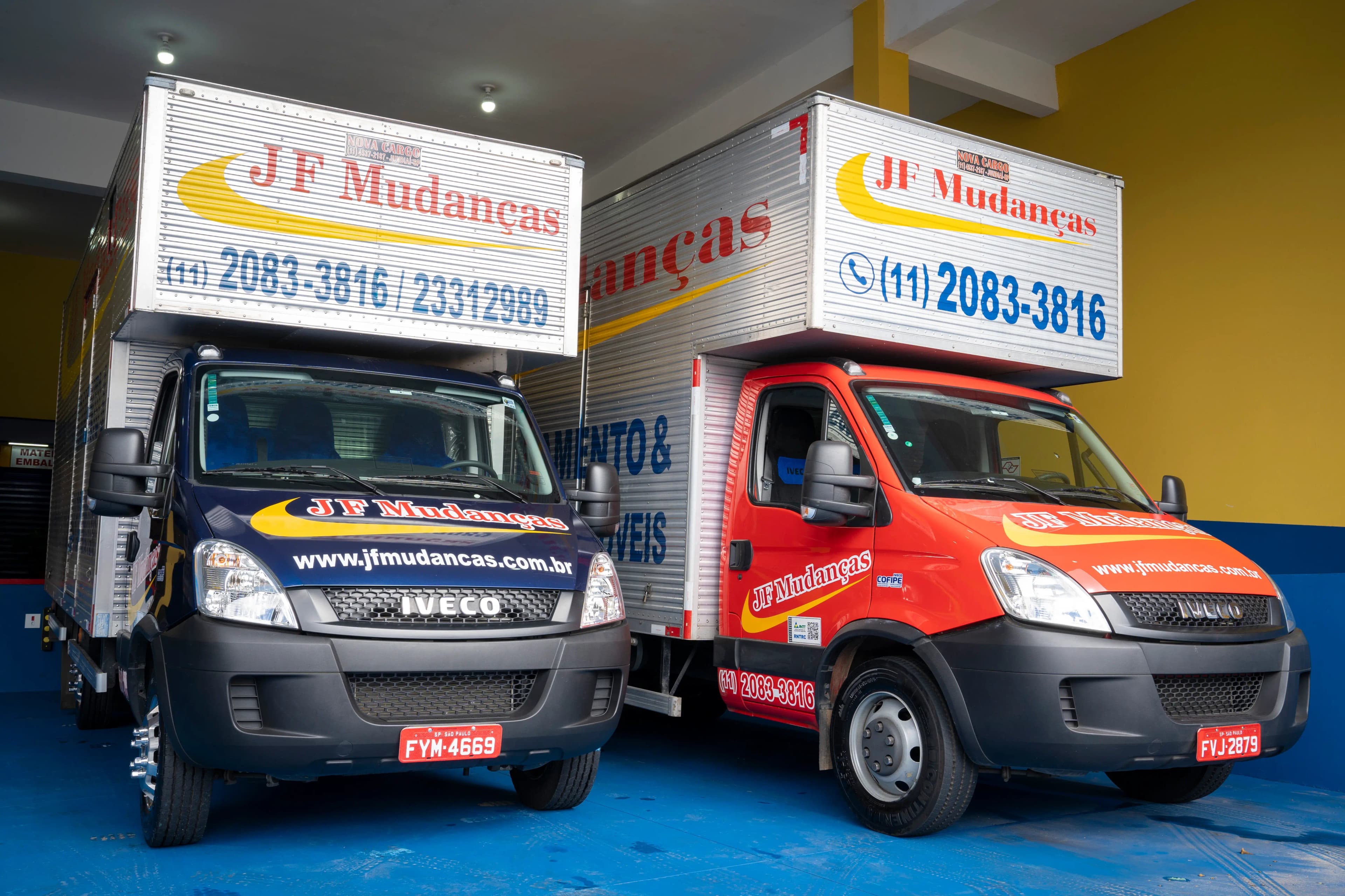 Caminhões de mudança JF Mudanças na garagem