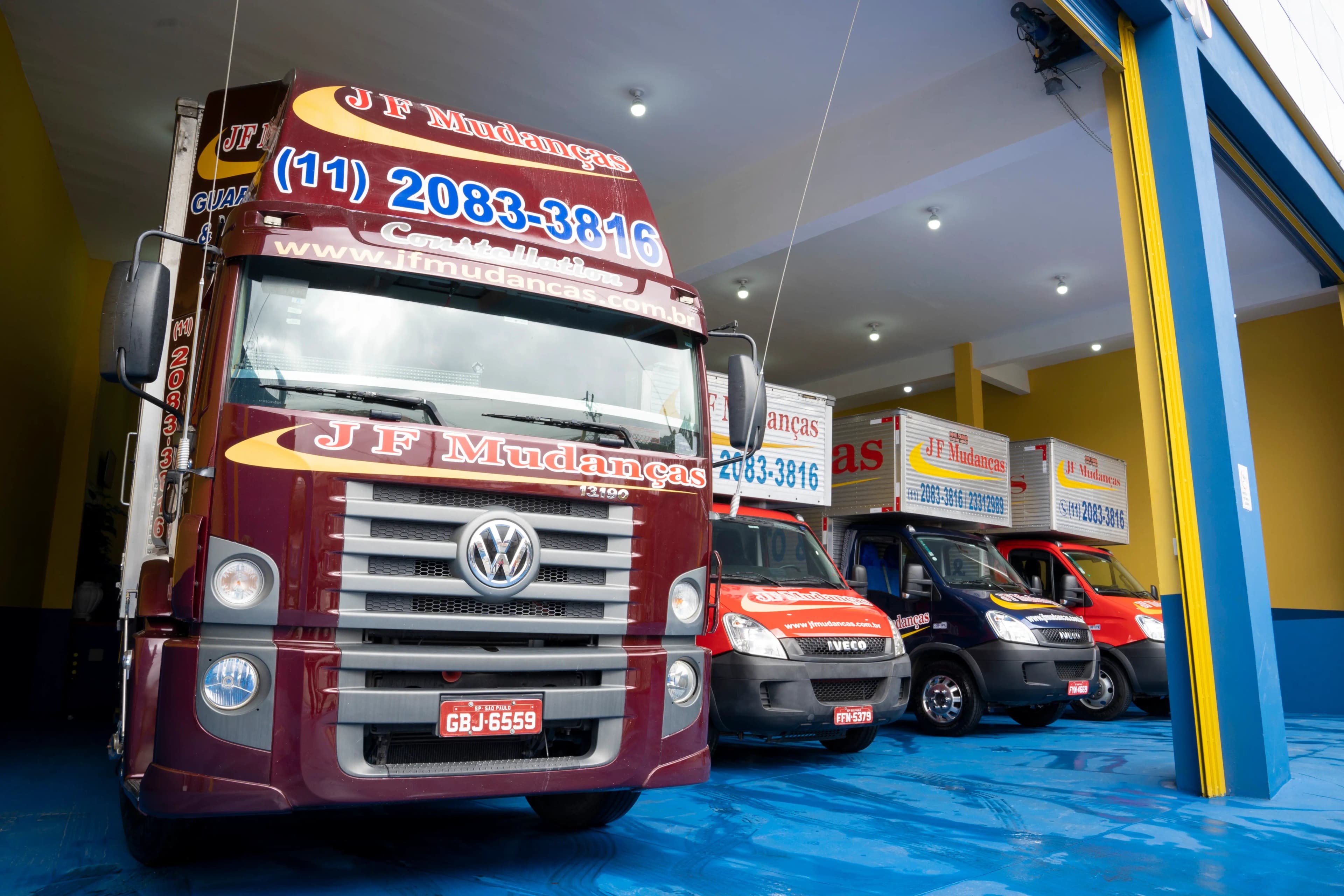 Caminhão JF Mudanças na garagem