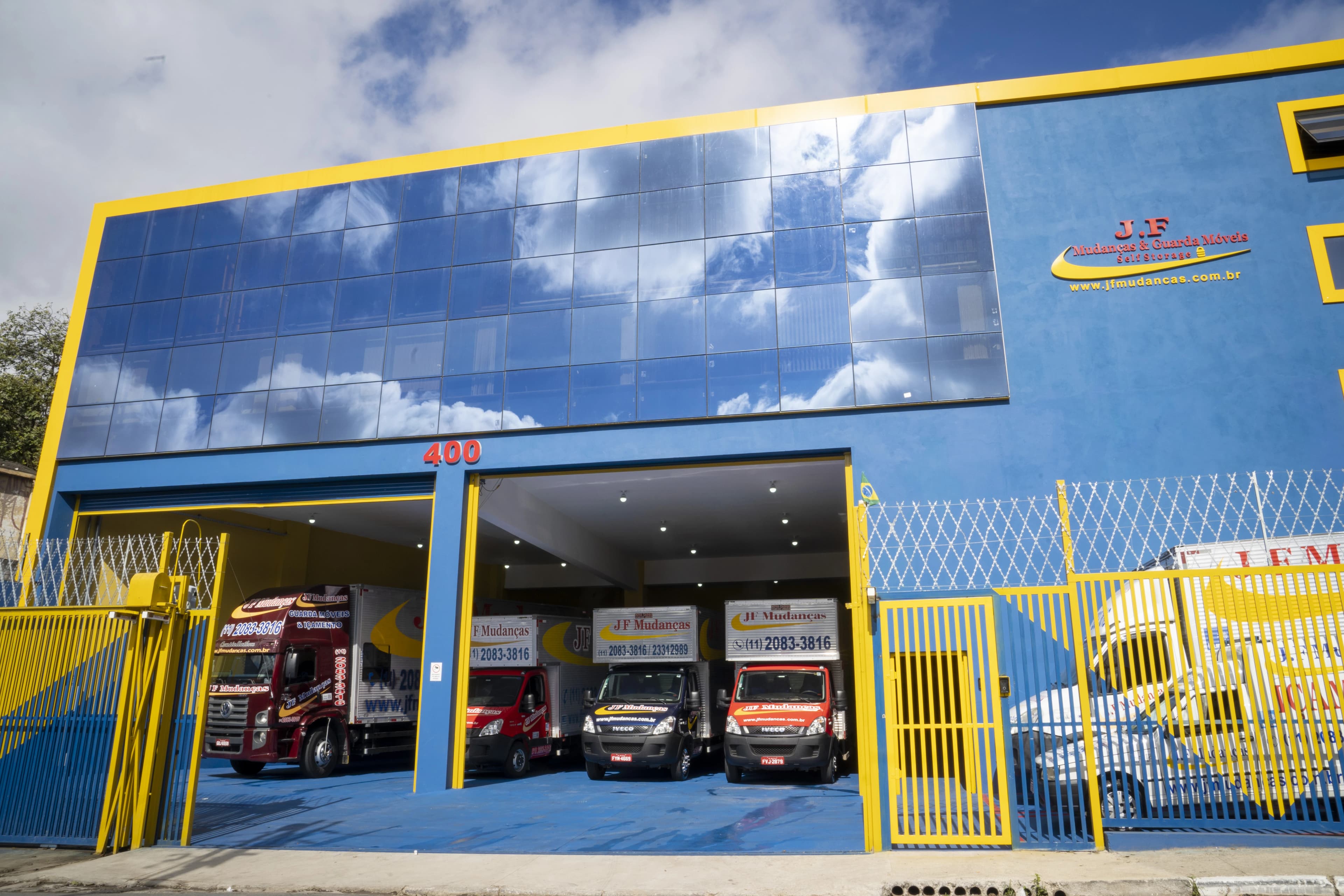 Frota de caminhões da JF Mudanças