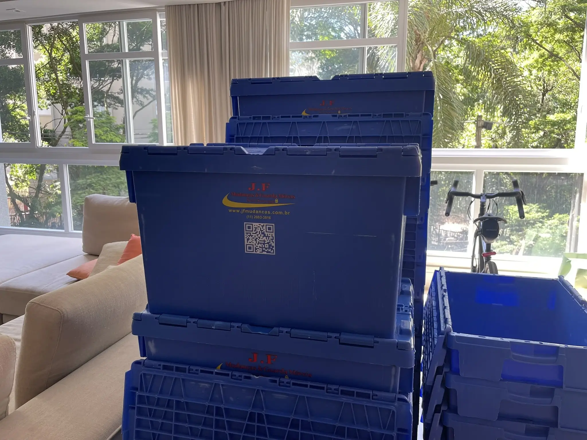 Funcionário retirando as caixas do caminhão