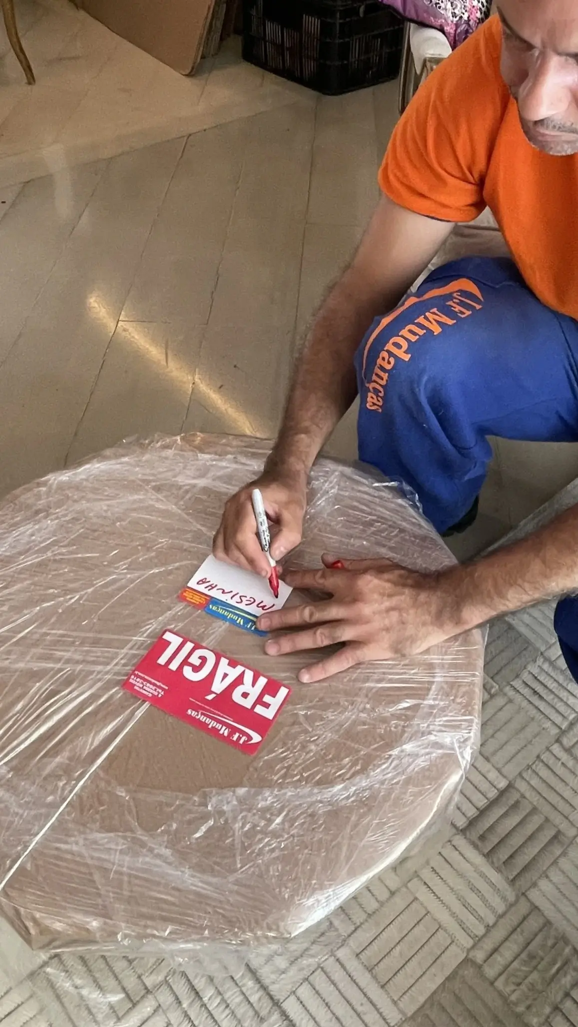 Funcionário retirando as caixas do caminhão