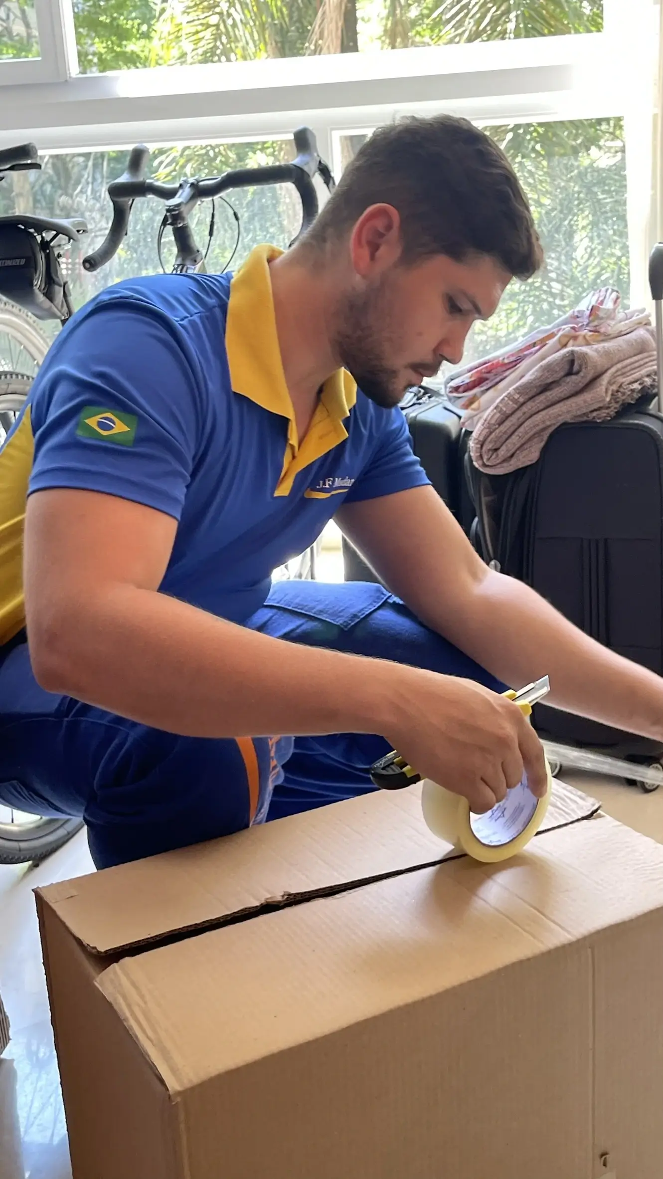 Equipe carregando embalagens com itens frágeis