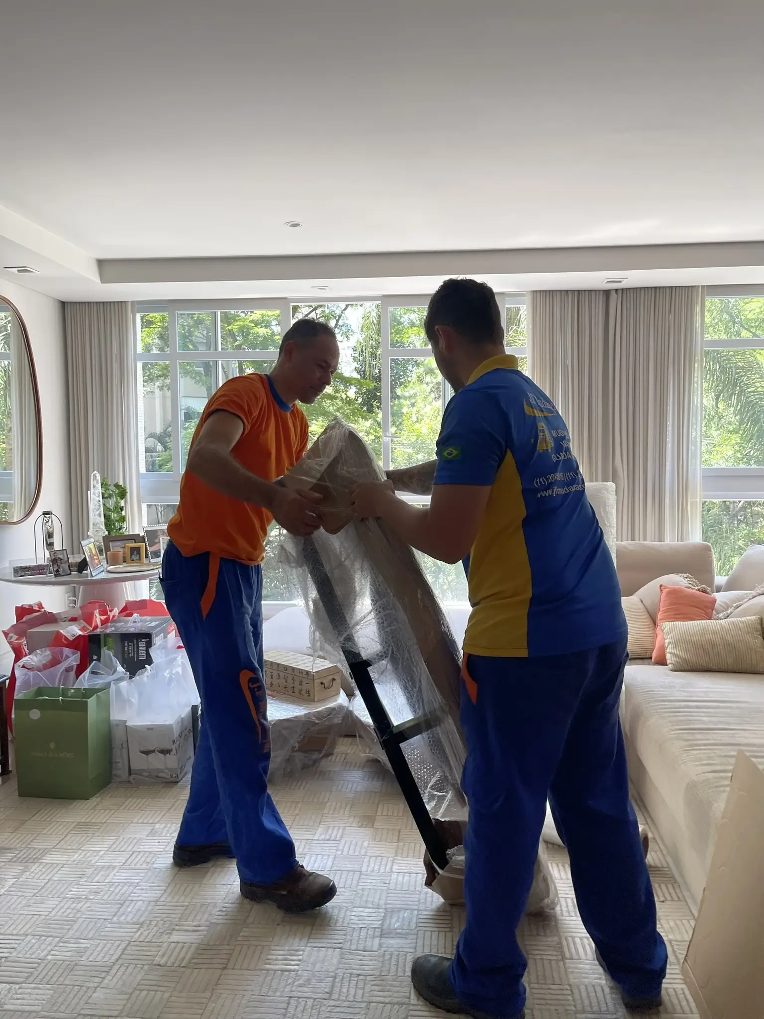 Funcionário carregando embalagem