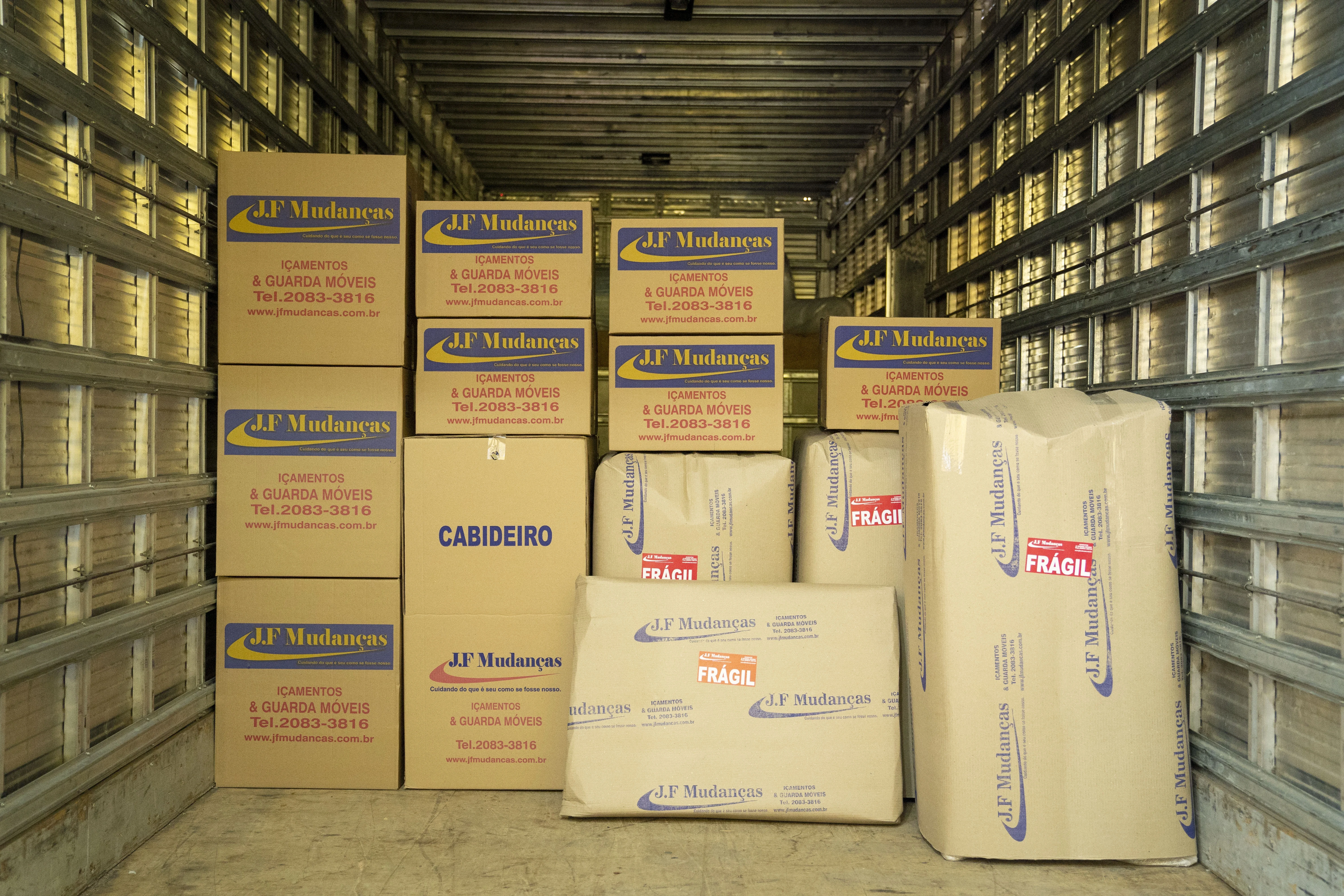 Transporte de móveis grandes no caminhão de mudança