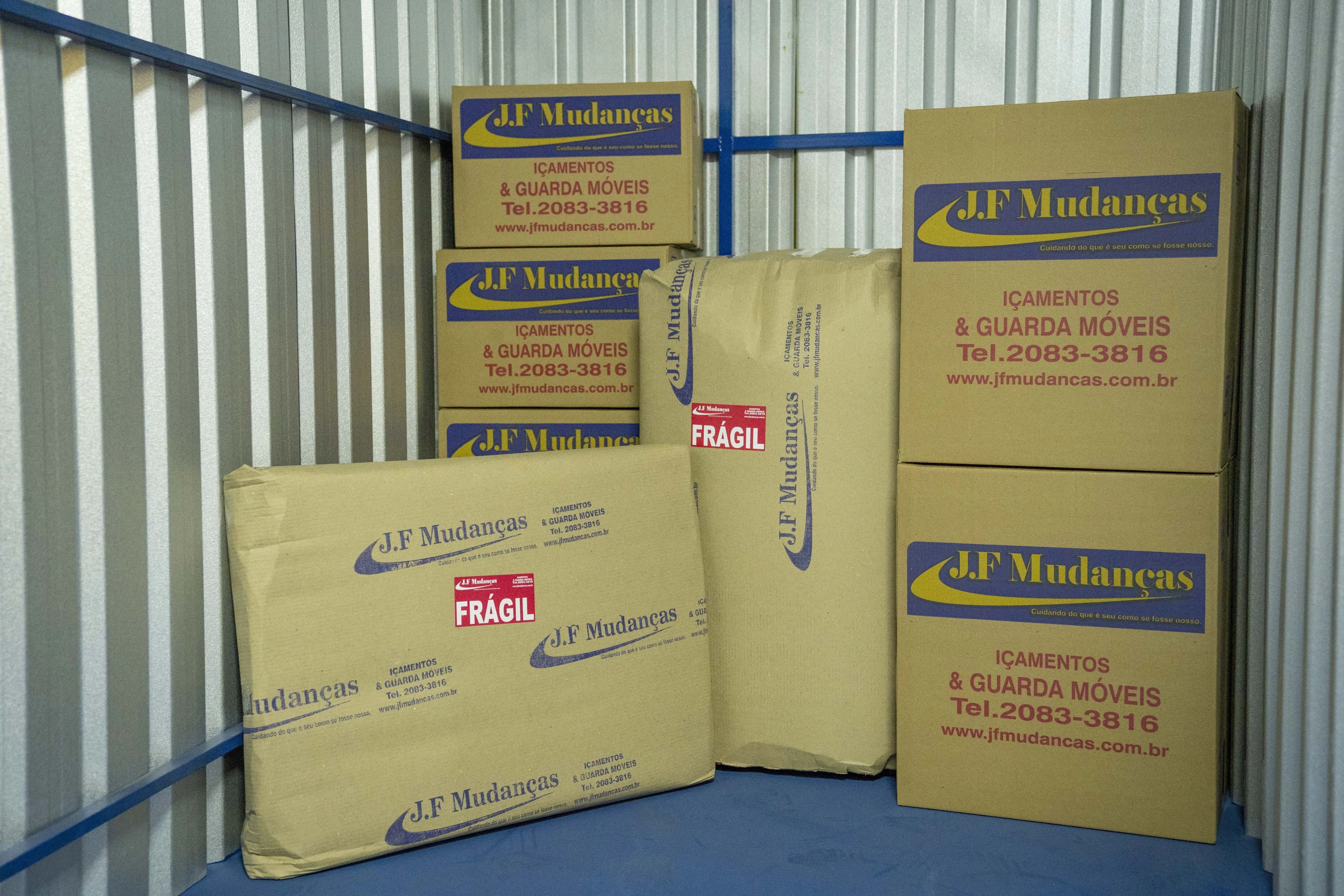 Equipe empacotando um sofá